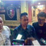 Kuasa hukum Junaidi, Benny Murdani SH MH saat konferensi pers di Polrestabes Palembang, Minggu (7/6/26). Fhoto: Istimewa