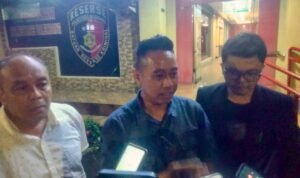 Kuasa hukum Junaidi, Benny Murdani SH MH saat konferensi pers di Polrestabes Palembang, Minggu (7/6/26). Fhoto: Istimewa