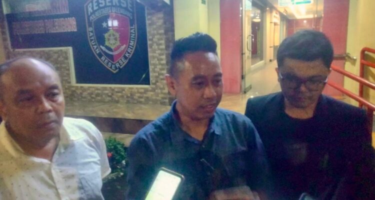 Kuasa hukum Junaidi, Benny Murdani SH MH saat konferensi pers di Polrestabes Palembang, Minggu (7/6/26). Fhoto: Istimewa