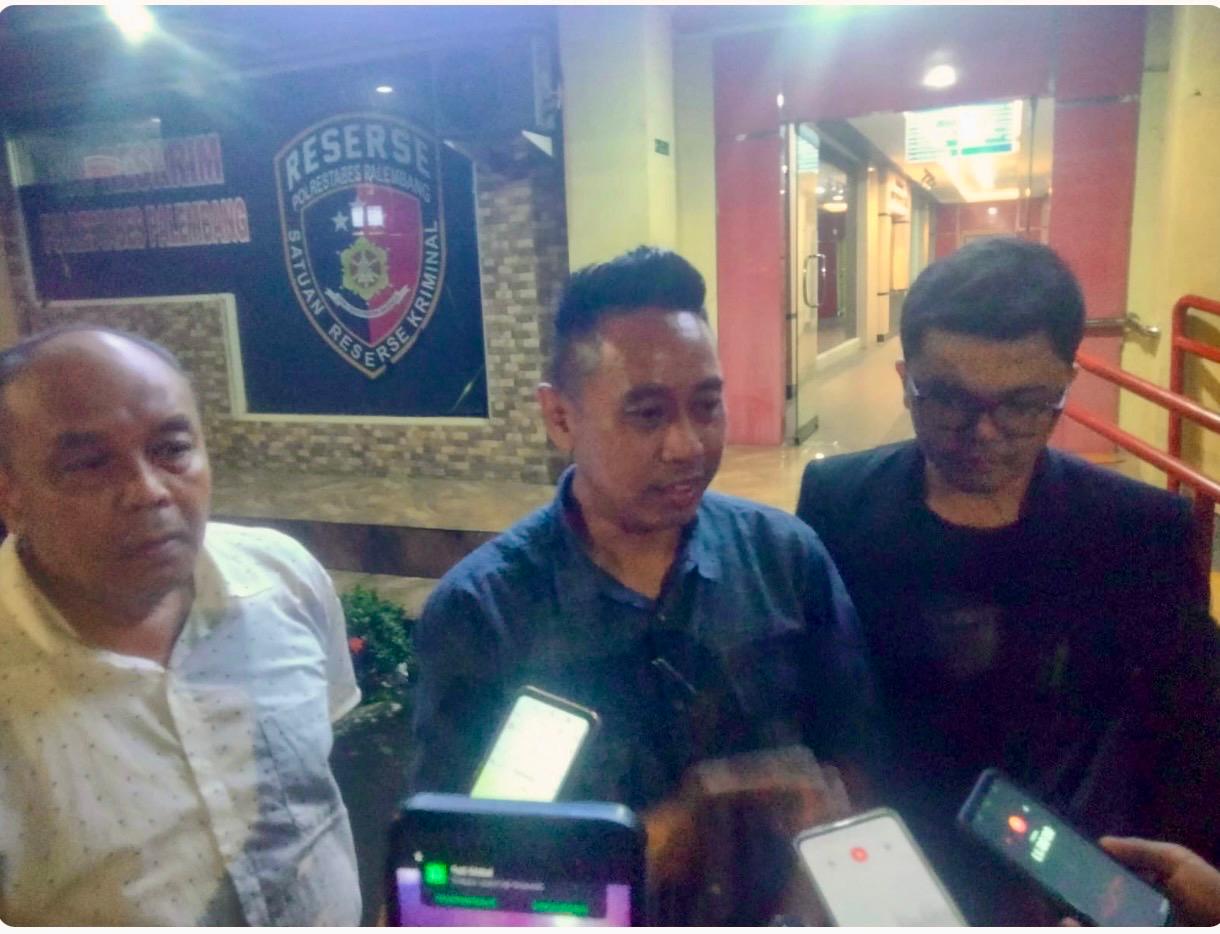 Kuasa hukum Junaidi, Benny Murdani SH MH saat konferensi pers di Polrestabes Palembang, Minggu (7/6/26). Fhoto: Istimewa Kuasa hukum Junaidi, Benny Murdani SH MH saat konferensi pers di Polrestabes Palembang, Minggu (7/6/26). Fhoto: Istimewa