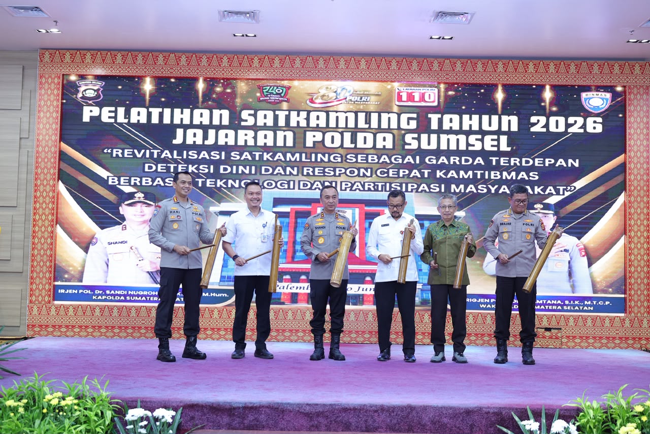Kapolda Sumsel Irjen Pol Sandi Nugroho dan PJU serta tokoh masyarakat, saat membuka pelatihan Satkamling tahun 2026. Fhoto : Istimewa