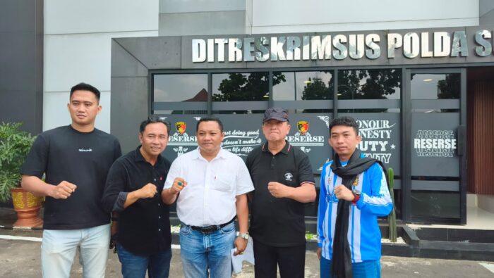 Kuasa hukum ALERGI Desmon dan Koordinator Aksi Sukma Hidayat saat di depan gedung Dirreskrimsus Polda Sumsel, Rabu (10/6/26).Fhoto: Istimewa 