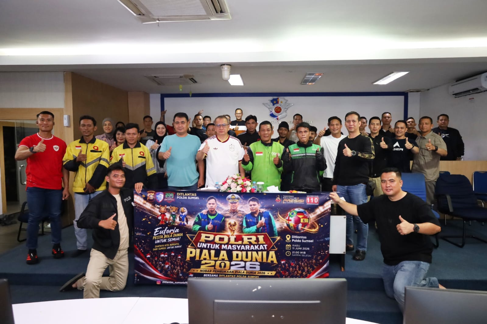 Nobar, Dirlantas Polda Sumsel Beri Kejutan Spesial untuk Driver Ojol. Fhoto: Istimewa Nobar, Dirlantas Polda Sumsel Beri Kejutan Spesial untuk Driver Ojol. Fhoto: Istimewa