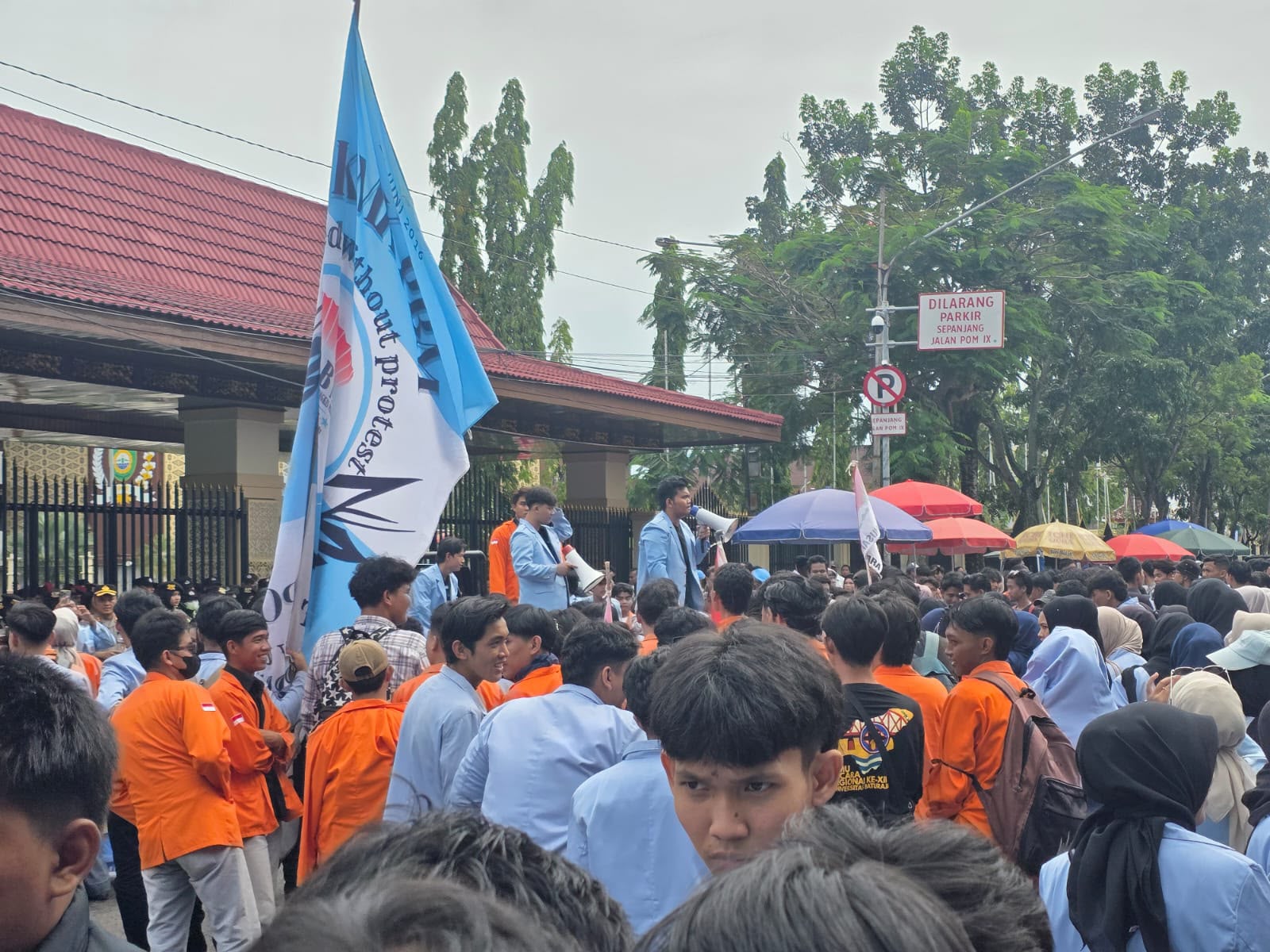 Demo Mahasiswa di Palembang, saat menyampaikan aspirasinya di depan gedung DPRD Sumsel, Senin (15/6/26).Fhoto: Istimewa 
