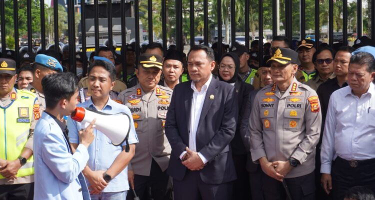 Kapolrestabes Palembang, Kombes Pol Sonny Mahar Budi Adityawan dan Dirintelkam Polda Sumsel, Kombes Pol Tony Budhi Susetyo, saat mengawal jalannya Demo Mahasiswa di Palembang, Senin (15/6/26). Fhoto: Istimewa