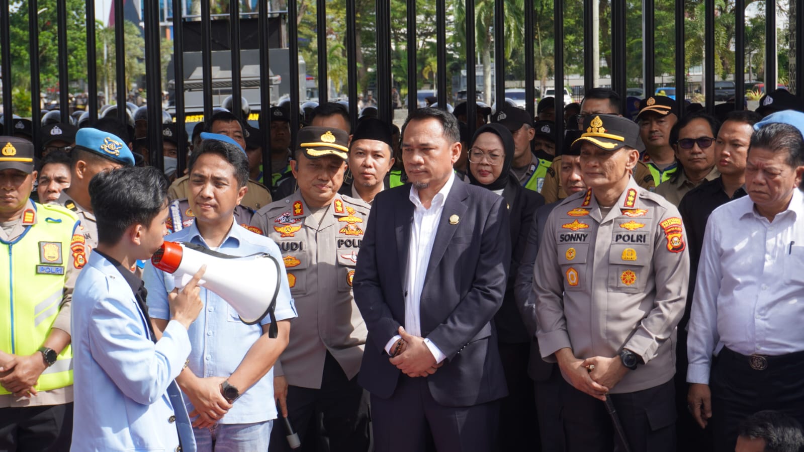 Kapolrestabes Palembang, Kombes Pol Sonny Mahar Budi Adityawan dan Dirintelkam Polda Sumsel, Kombes Pol Tony Budhi Susetyo, saat mengawal jalannya Demo Mahasiswa di Palembang, Senin (15/6/26). Fhoto: Istimewa