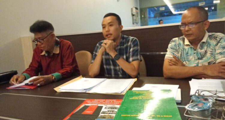 Kuasa Hukum PT Kuala Permai, Albert, SH, saat konferensi pers dengan awak media, Senin (15/6/26). Fhoto: Istimewa
