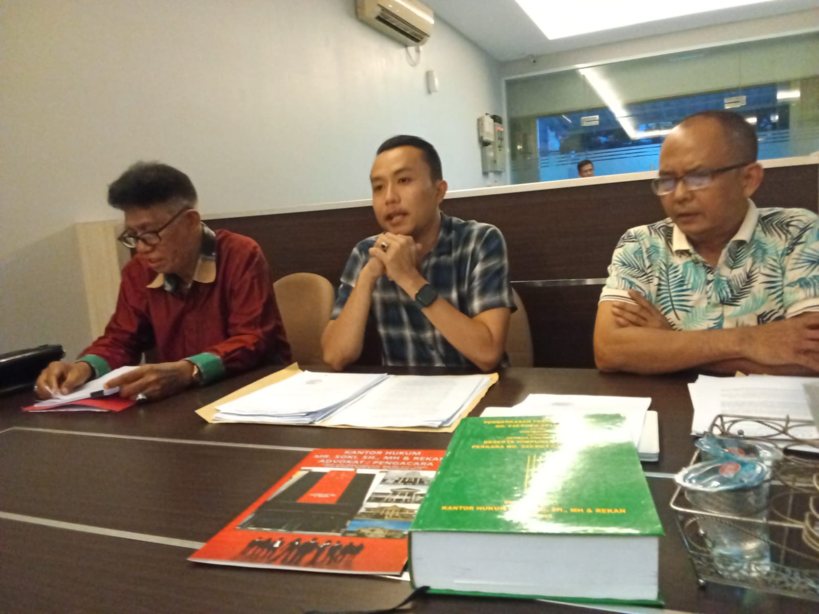 Kuasa Hukum PT Kuala Permai, Albert, SH, saat konferensi pers dengan awak media, Senin (15/6/26). Fhoto: Istimewa