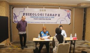 Salah satu peserta calon polwan, sedang mengikuti tes Psikologi tahap II, Rabu (17/6/26). Fhoto: Istimewa