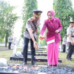 Kapolda Sumsel, Irjen Pol Sandi Nugroho, didampingi Ketua Bhayangkari Daerah Sumsel Ny. Eka Sandi Nugroho, saat tabur bunga di TMP Ksatria Ksetra Siguntang, Rabu (24/6/26). Fhoto: Istimewa