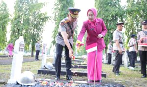 Kapolda Sumsel, Irjen Pol Sandi Nugroho, didampingi Ketua Bhayangkari Daerah Sumsel Ny. Eka Sandi Nugroho, saat tabur bunga di TMP Ksatria Ksetra Siguntang, Rabu (24/6/26). Fhoto: Istimewa Kapolda Sumsel, Irjen Pol Sandi Nugroho, didampingi Ketua Bhayangkari Daerah Sumsel Ny. Eka Sandi Nugroho, saat tabur bunga di TMP Ksatria Ksetra Siguntang, Rabu (24/6/26). Fhoto: Istimewa