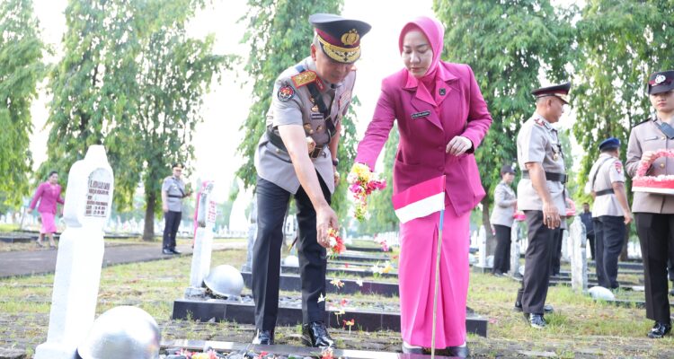 Kapolda Sumsel, Irjen Pol Sandi Nugroho, didampingi Ketua Bhayangkari Daerah Sumsel Ny. Eka Sandi Nugroho, saat tabur bunga di TMP Ksatria Ksetra Siguntang, Rabu (24/6/26). Fhoto: Istimewa