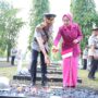 Kapolda Sumsel, Irjen Pol Sandi Nugroho, didampingi Ketua Bhayangkari Daerah Sumsel Ny. Eka Sandi Nugroho, saat tabur bunga di TMP Ksatria Ksetra Siguntang, Rabu (24/6/26). Fhoto: Istimewa