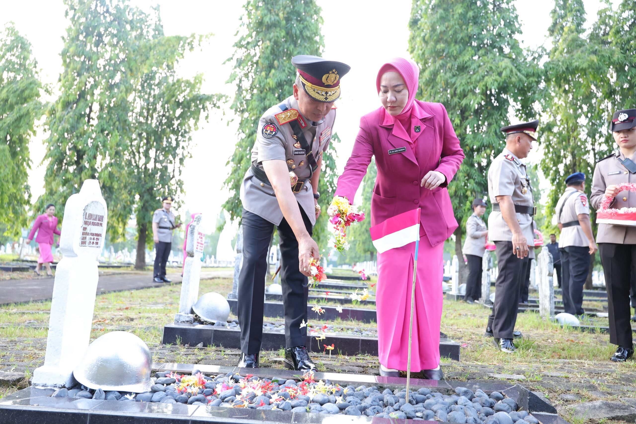 Kapolda Sumsel, Irjen Pol Sandi Nugroho, didampingi Ketua Bhayangkari Daerah Sumsel Ny. Eka Sandi Nugroho, saat tabur bunga di TMP Ksatria Ksetra Siguntang, Rabu (24/6/26). Fhoto: Istimewa