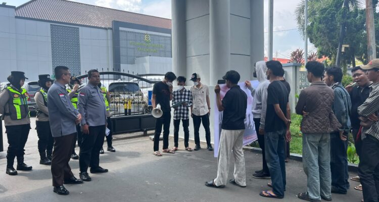 Koalisi Rakyat Pencari Keadilan resmi mendatangi Kantor Kejaksaan Negeri (Kejari) Palembang pada Rabu (24/06/2026). Fhoto: Istimewa