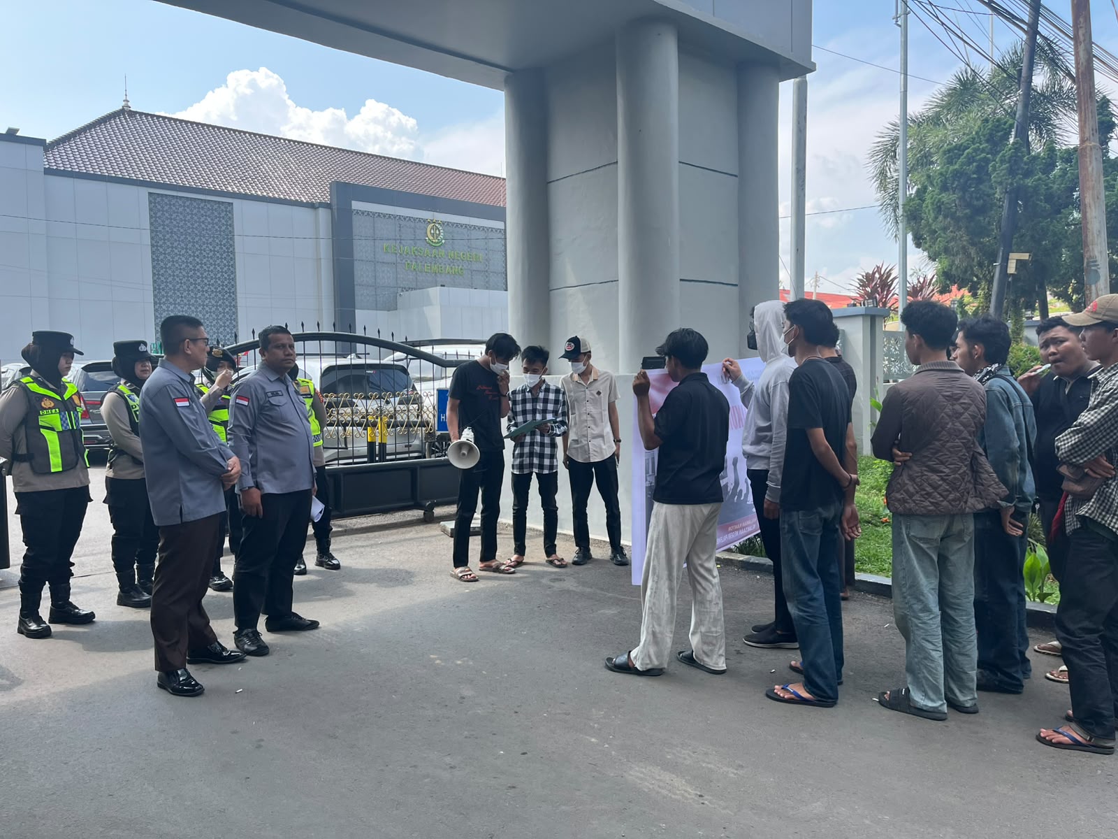 Koalisi Rakyat Pencari Keadilan resmi mendatangi Kantor Kejaksaan Negeri (Kejari) Palembang pada Rabu (24/06/2026). Fhoto: Istimewa