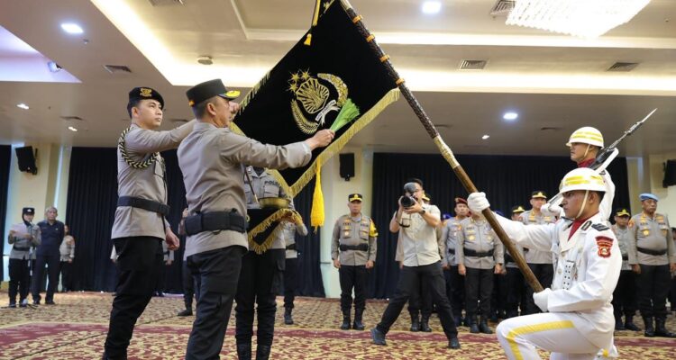 Kapolda Sumsel, Irjen Pol Sandi Nugroho, memimpin Proses Sakral Pencucian Pataka, Kamis (25/6/26). Fhoto: Istimewa