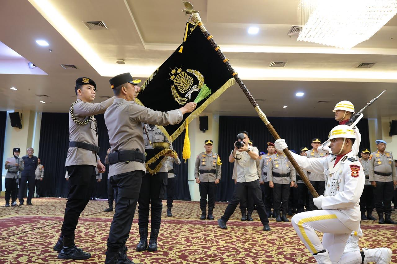 Kapolda Sumsel, Irjen Pol Sandi Nugroho, memimpin Proses Sakral Pencucian Pataka, Kamis (25/6/26). Fhoto: Istimewa