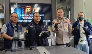 Direktur Reserse Narkoba Polda Sumsel, Kombes Pol Yulian Perdana SIK MH, didampingi Kasubdit 1, AKBP Syech Kupek, dan Kasubdit Penmas, Kompol I Putu Suryawan, saat konferensi pers, Selasa (23/6/26). Fhoto: Suherman Direktur Reserse Narkoba Polda Sumsel, Kombes Pol Yulian Perdana SIK MH, didampingi Kasubdit 1, AKBP Syech Kupek, dan Kasubdit Penmas, Kompol I Putu Suryawan, saat konferensi pers, Selasa (23/6/26). Fhoto: Suherman
