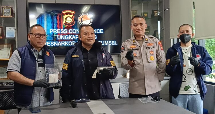 Direktur Reserse Narkoba Polda Sumsel, Kombes Pol Yulian Perdana SIK MH, didampingi Kasubdit 1, AKBP Syech Kupek, dan Kasubdit Penmas, Kompol I Putu Suryawan, saat konferensi pers, Selasa (23/6/26). Fhoto: Suherman