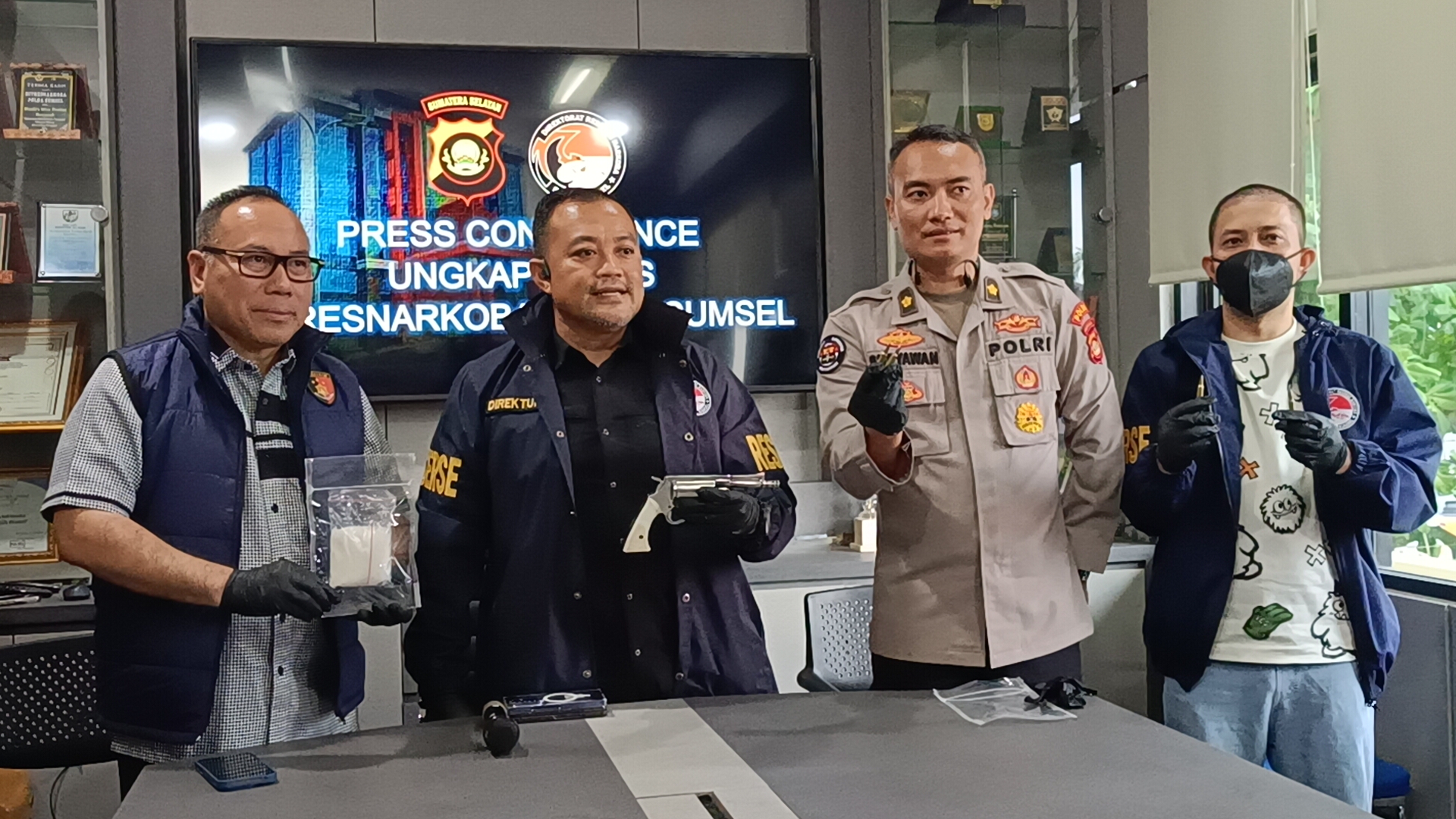 Direktur Reserse Narkoba Polda Sumsel, Kombes Pol Yulian Perdana SIK MH, didampingi Kasubdit 1, AKBP Syech Kupek, dan Kasubdit Penmas, Kompol I Putu Suryawan, saat konferensi pers, Selasa (23/6/26). Fhoto: Suherman