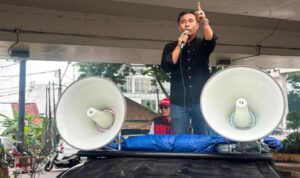 Koordinator Aksi, Sukma Hidayat saat berorasi di depan Gedung Mapolda Sumsel, Rabu (10/6/26). Fhoto: Istimewa