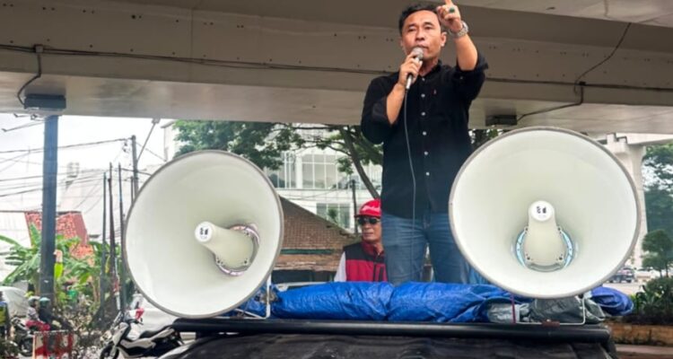 Koordinator Aksi, Sukma Hidayat saat berorasi di depan Gedung Mapolda Sumsel, Rabu (10/6/26). Fhoto: Istimewa