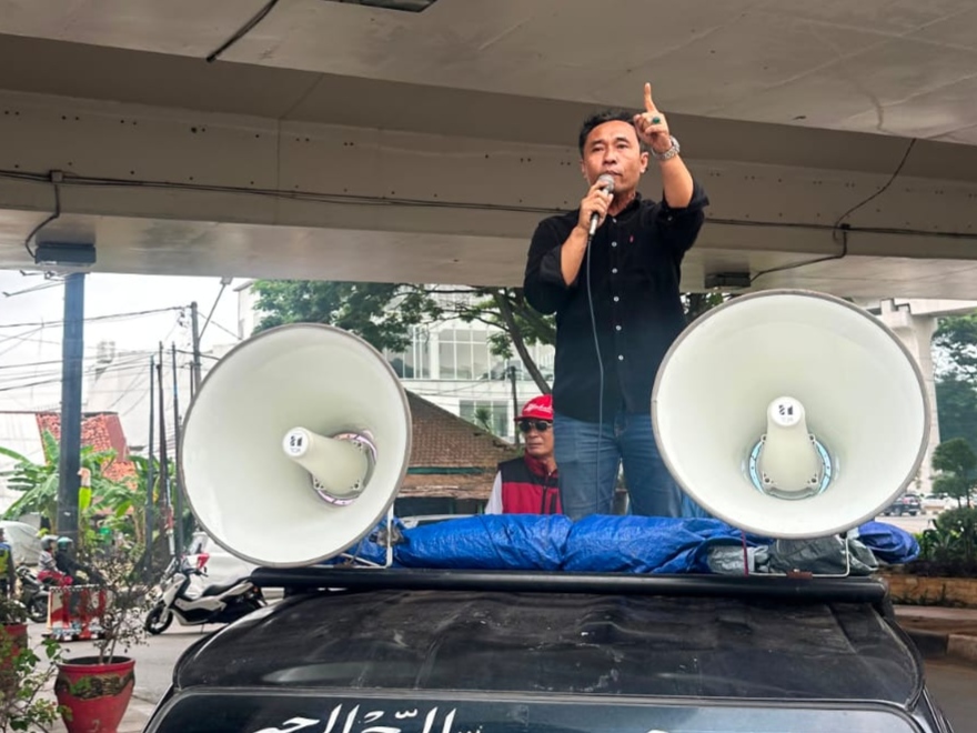Koordinator Aksi, Sukma Hidayat saat berorasi di depan Gedung Mapolda Sumsel, Rabu (10/6/26). Fhoto: Istimewa