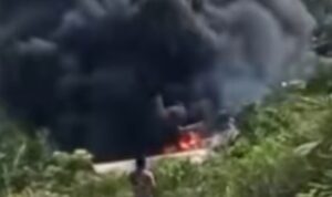 Api melahap lokasi pengeboran minyak ilegal yang berada di kawasan hutan eks lahan PT Pakerin, Kecamatan Batang Hari Leko, Minggu (7/6/2026). Fhoto: Istimewa