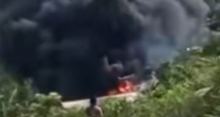 Api melahap lokasi pengeboran minyak ilegal yang berada di kawasan hutan eks lahan PT Pakerin, Kecamatan Batang Hari Leko, Minggu (7/6/2026). Fhoto: Istimewa