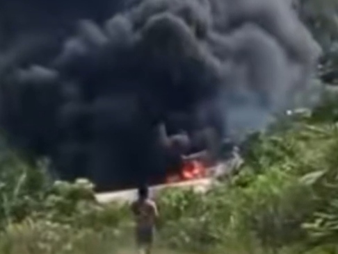 Api melahap lokasi pengeboran minyak ilegal yang berada di kawasan hutan eks lahan PT Pakerin, Kecamatan Batang Hari Leko, Minggu (7/6/2026). Fhoto: Istimewa