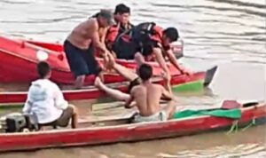 Tersangka Iron saat di evakuasi tim SAR gabungan dari dalam sungai, Senin (22/6/26). Fhoto: Suherman