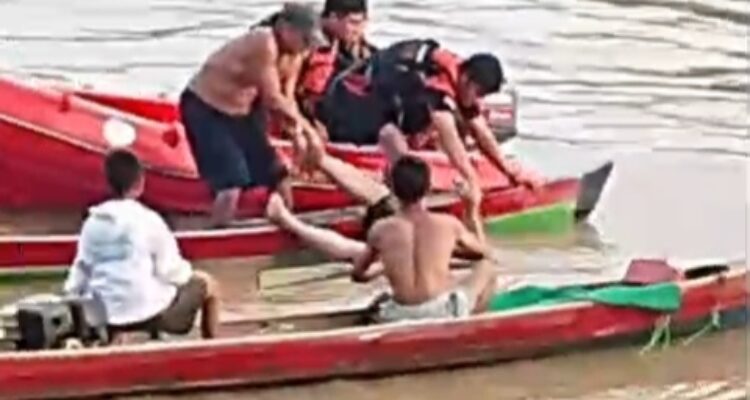 Tersangka Iron saat di evakuasi tim SAR gabungan dari dalam sungai, Senin (22/6/26). Fhoto: Suherman