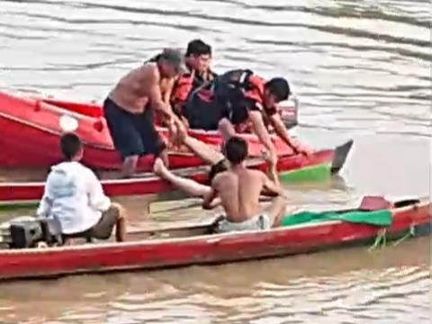Tersangka Iron saat di evakuasi tim SAR gabungan dari dalam sungai, Senin (22/6/26). Fhoto: Suherman