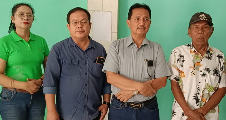 Robert Aritonang dan istrinya didampingi Kuasa hukum, Ahmad Basuki SH saat diwawancarai, Senin (13/7/26). Fhoto: Suherman