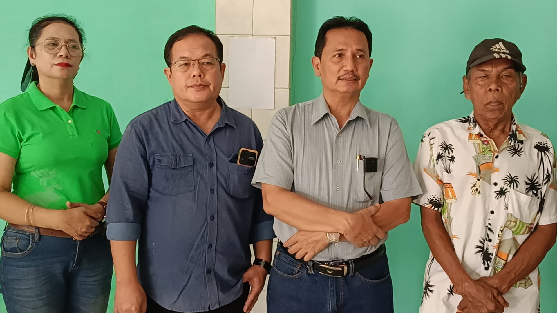 Robert Aritonang dan istrinya didampingi Kuasa hukum, Ahmad Basuki SH saat diwawancarai, Senin (13/7/26). Fhoto: Suherman