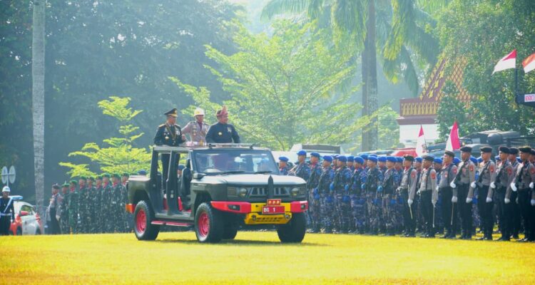 Kapolda Sumsel, Irjen Pol Sandi Nugroho bersama Gubernur Sumsel, H Herman Deru menaiki mobil komando untuk mengecek pasukan upacara di acara peringatan HUT Bhayangkara ke 80, Selasa (1/7/26). Fhoto: Istimewa