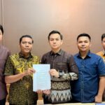 Kuasa hukum Bripda F dari SAKAHIRA LAW FIRM saat konferensi pers dengan awak media, Jum'at (3/7/26). Fhoto: Istimewa