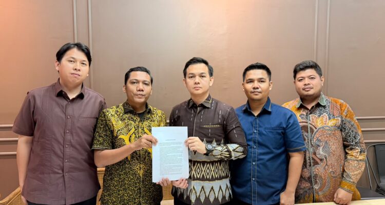 Kuasa hukum Bripda F dari SAKAHIRA LAW FIRM saat konferensi pers dengan awak media, Jum'at (3/7/26). Fhoto: Istimewa