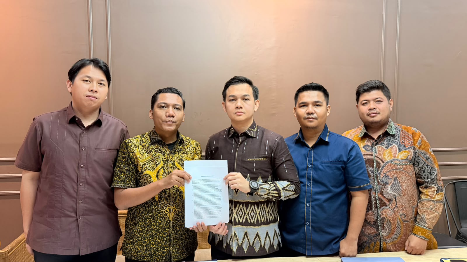 Kuasa hukum Bripda F dari SAKAHIRA LAW FIRM saat konferensi pers dengan awak media, Jum'at (3/7/26). Fhoto: Istimewa