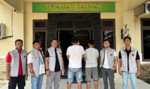 Kasubdit Siber Ditreskrimsus Polda Sumsel, AKBP Dwi Utomo dan Tim, berhasil menangkap Pelaku di wilayah Pekanbaru, Jum'at (10/7/26). Fhoto: Istimewa
