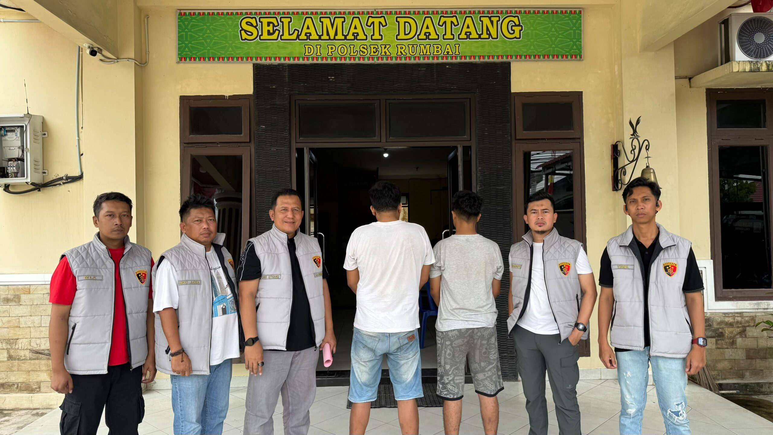 Kasubdit Siber Ditreskrimsus Polda Sumsel, AKBP Dwi Utomo dan Tim, berhasil menangkap Pelaku di wilayah Pekanbaru, Jum'at (10/7/26). Fhoto: Istimewa