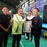 Kapolda Sumsel, Irjen Pol Sandi Nugroho memberikan penghargaan kepada Walikota Palembang, Ratu Dewa, dalam Turnamen Badminton Kapolda Sumsel Cup, Jum'at (10/6/26). Fhoto: Istimewa