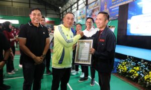 Kapolda Sumsel, Irjen Pol Sandi Nugroho memberikan penghargaan kepada Walikota Palembang, Ratu Dewa, dalam Turnamen Badminton Kapolda Sumsel Cup, Jum'at (10/6/26). Fhoto: Istimewa