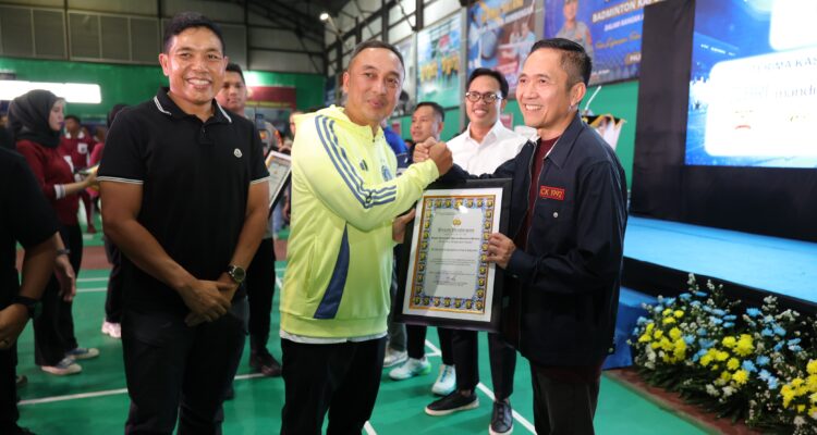 Kapolda Sumsel, Irjen Pol Sandi Nugroho memberikan penghargaan kepada Walikota Palembang, Ratu Dewa, dalam Turnamen Badminton Kapolda Sumsel Cup, Jum'at (10/6/26). Fhoto: Istimewa