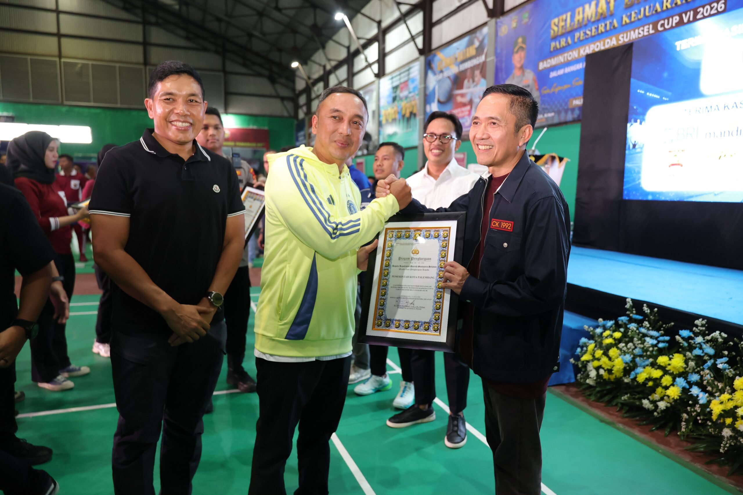 Kapolda Sumsel, Irjen Pol Sandi Nugroho memberikan penghargaan kepada Walikota Palembang, Ratu Dewa, dalam Turnamen Badminton Kapolda Sumsel Cup, Jum'at (10/6/26). Fhoto: Istimewa