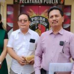 Robert Aritonang dan istri didampingi Kuasa hukumnya, Ahmad Basuki SH, setelah selesai memenuhi panggilan Penyidik Ditreskrimum Polda Sumsel, Kamis (9/7/26). Fhoto: Istimewa