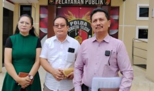 Robert Aritonang dan istri didampingi Kuasa hukumnya, Ahmad Basuki SH, setelah selesai memenuhi panggilan Penyidik Ditreskrimum Polda Sumsel, Kamis (9/7/26). Fhoto: Istimewa