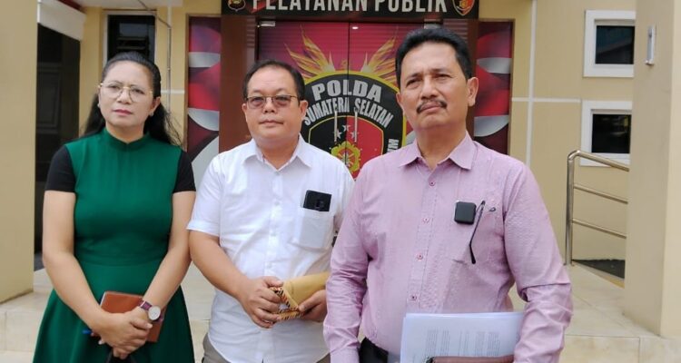 Robert Aritonang dan istri didampingi Kuasa hukumnya, Ahmad Basuki SH, setelah selesai memenuhi panggilan Penyidik Ditreskrimum Polda Sumsel, Kamis (9/7/26). Fhoto: Istimewa