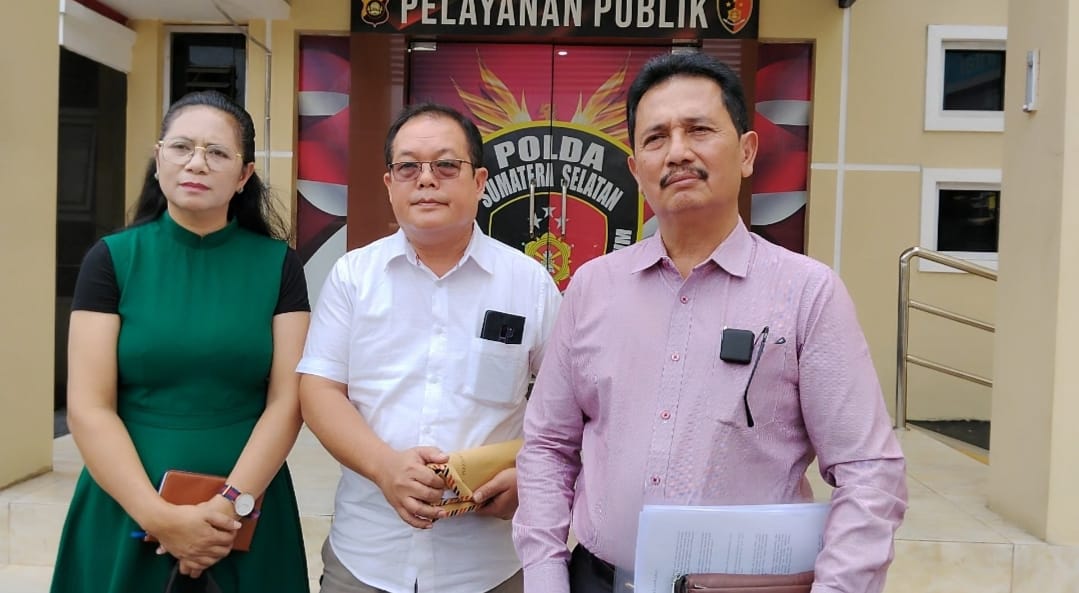 Robert Aritonang dan istri didampingi Kuasa hukumnya, Ahmad Basuki SH, setelah selesai memenuhi panggilan Penyidik Ditreskrimum Polda Sumsel, Kamis (9/7/26). Fhoto: Istimewa